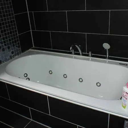 De 5 Avec Piscine Interieure Sauna Et Terrasse A Renneville Villa Renneville (Eure)